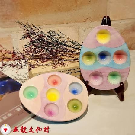 Palette and egg shaped canvas set up for a kids painting workshop